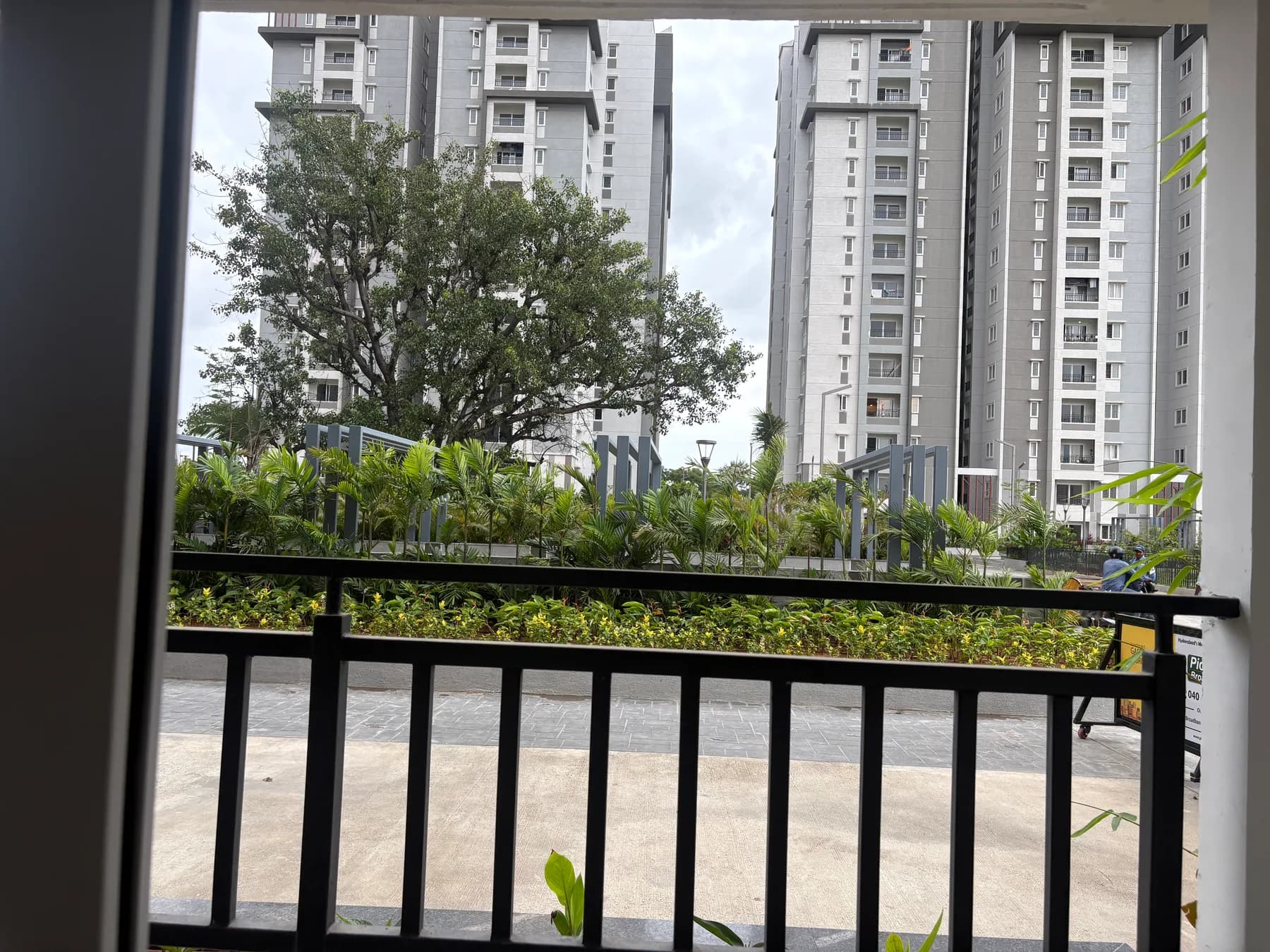 Ground floor residence with balcony and planted edge